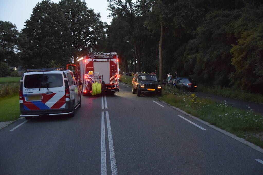 Twee personenauto's frontaal op elkaar gebotst, bestuurster overleden