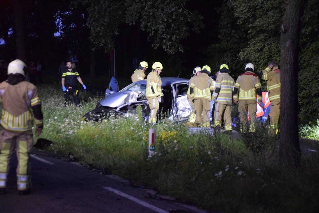 Twee personenauto's frontaal op elkaar gebotst, bestuurster overleden