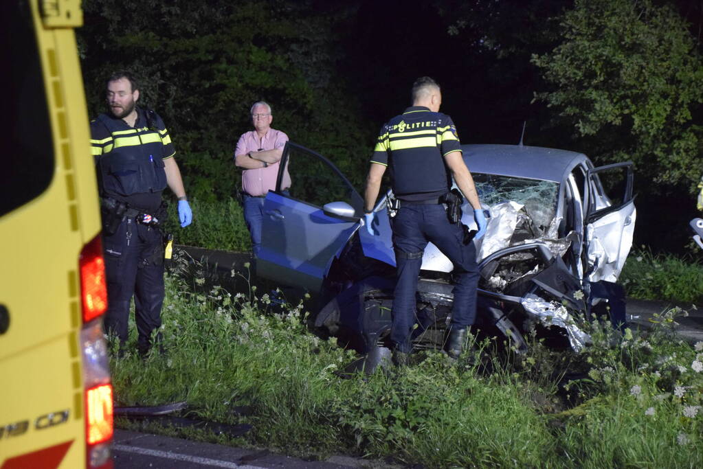 Twee personenauto's frontaal op elkaar gebotst, bestuurster overleden