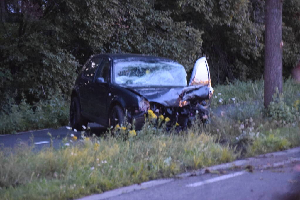 Twee personenauto's frontaal op elkaar gebotst, bestuurster overleden