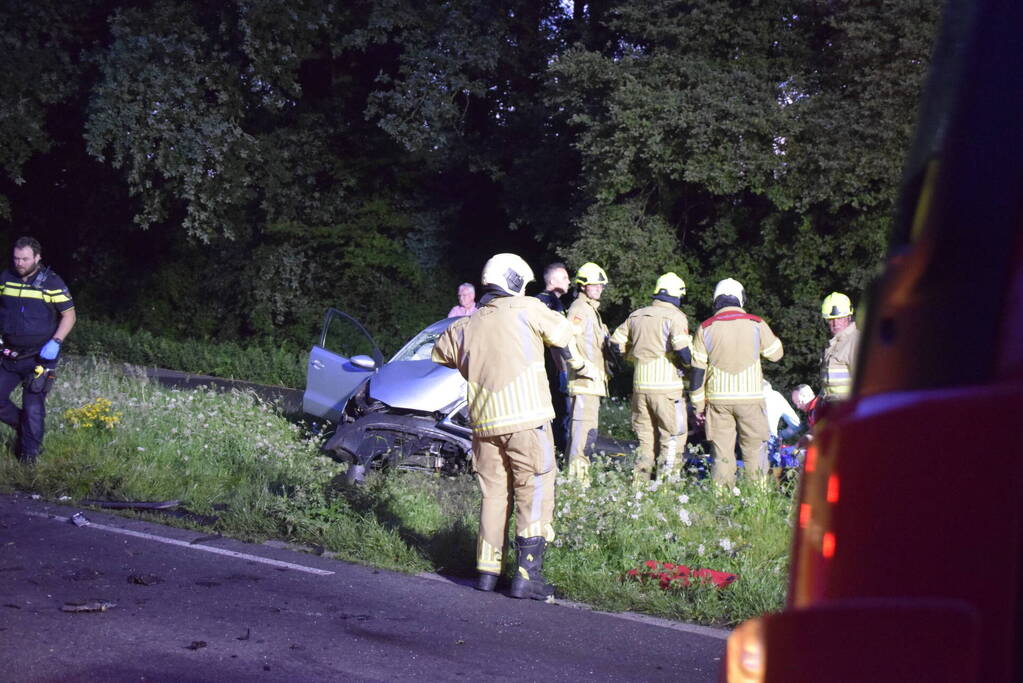 Twee personenauto's frontaal op elkaar gebotst, bestuurster overleden