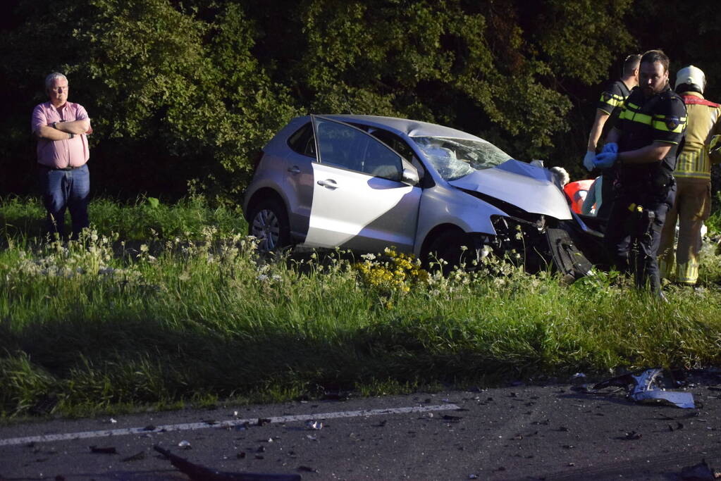 Twee personenauto's frontaal op elkaar gebotst, bestuurster overleden