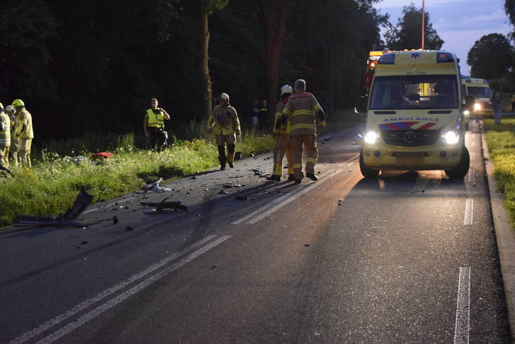 Twee personenauto's frontaal op elkaar gebotst, bestuurster overleden