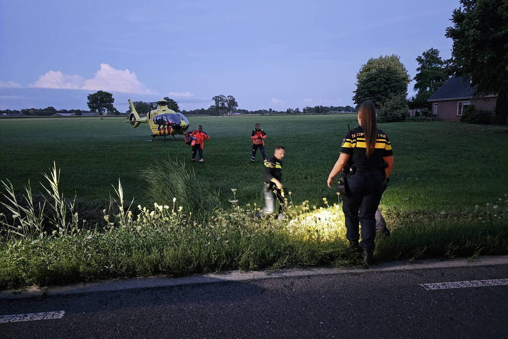 Twee personenauto's frontaal op elkaar gebotst, bestuurster overleden