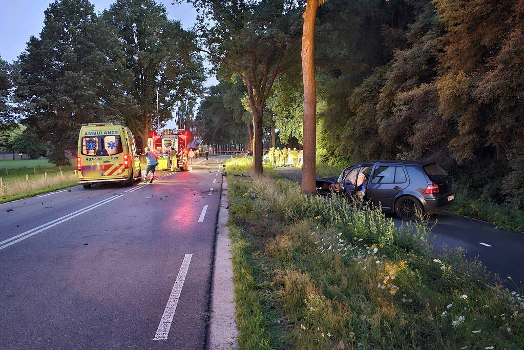 Twee personenauto's frontaal op elkaar gebotst, bestuurster overleden