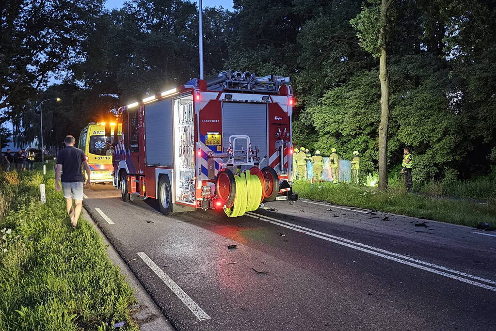 Twee personenauto's frontaal op elkaar gebotst, bestuurster overleden