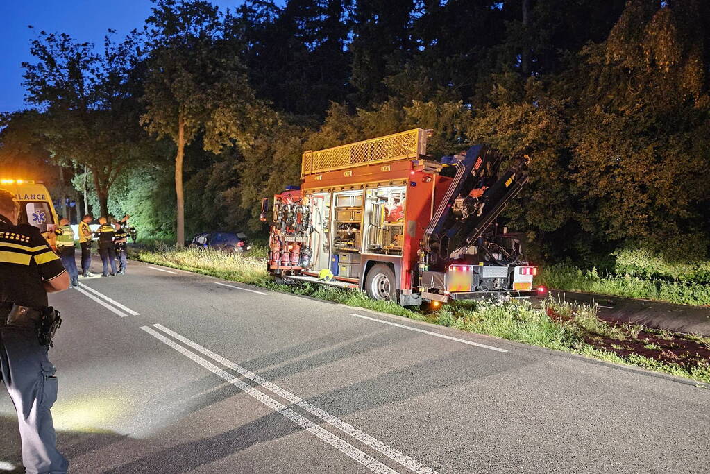 Twee personenauto's frontaal op elkaar gebotst, bestuurster overleden