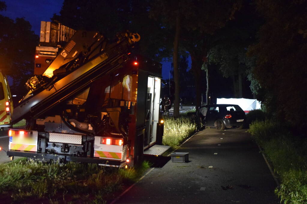 Twee personenauto's frontaal op elkaar gebotst, bestuurster overleden