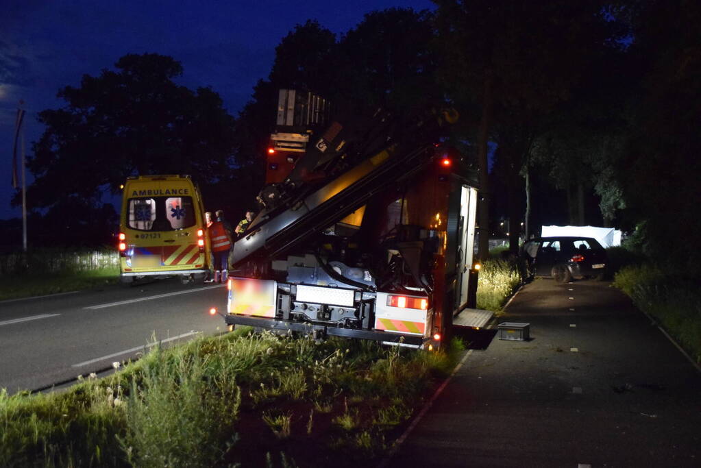 Twee personenauto's frontaal op elkaar gebotst, bestuurster overleden