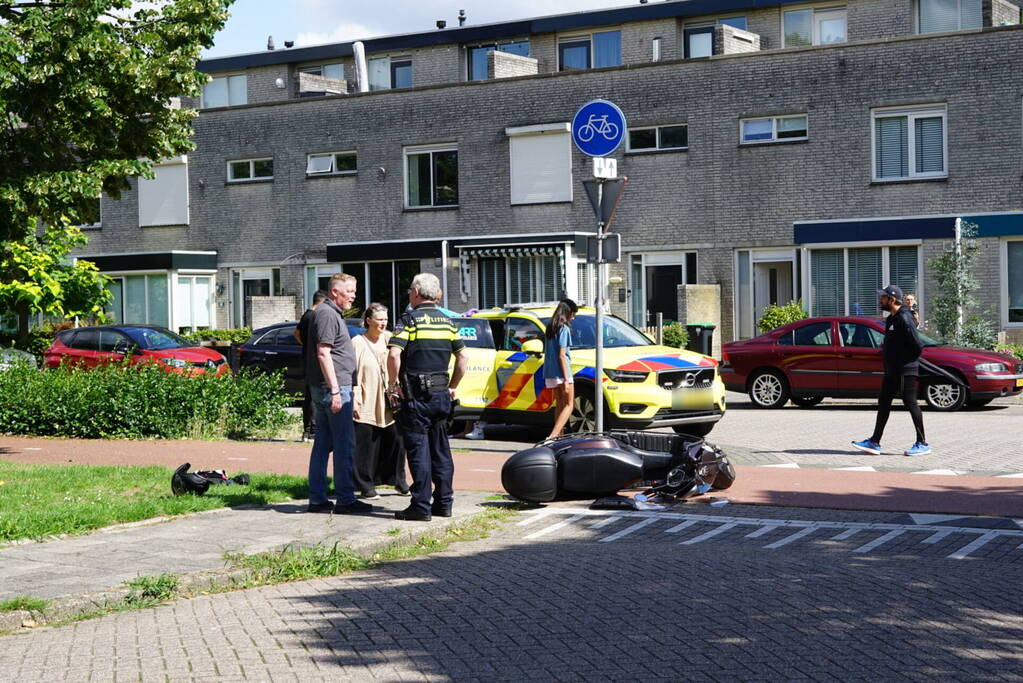 Scooterrijder gewond bij botsing met bestelbus