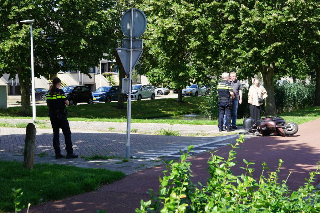 Scooterrijder gewond bij botsing met bestelbus