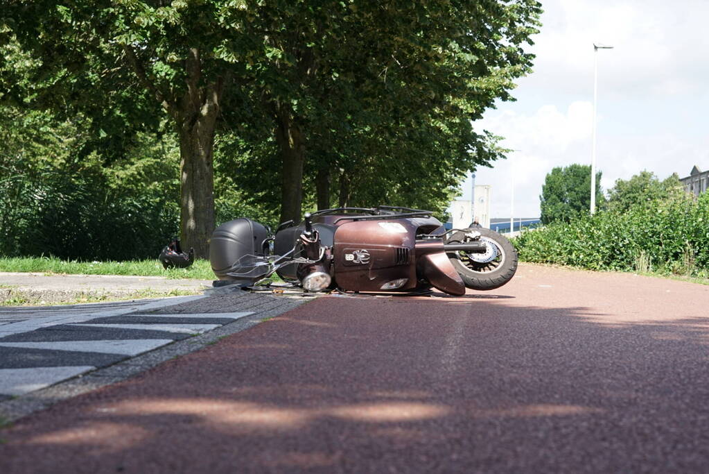 Scooterrijder gewond bij botsing met bestelbus