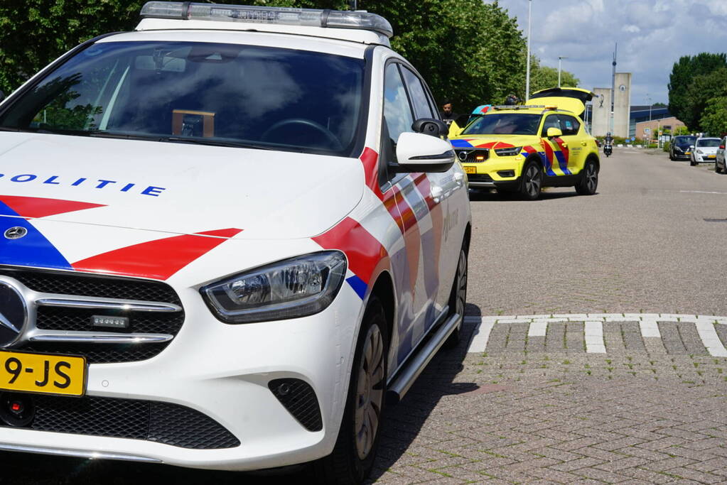 Scooterrijder gewond bij botsing met bestelbus