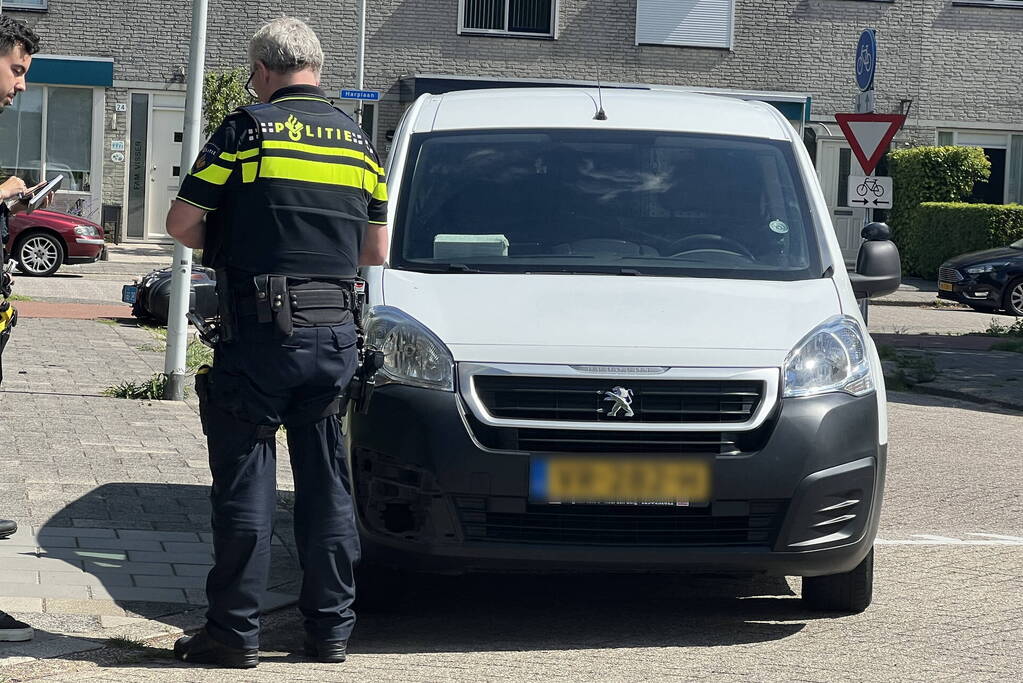 Scooterrijder gewond bij botsing met bestelbus