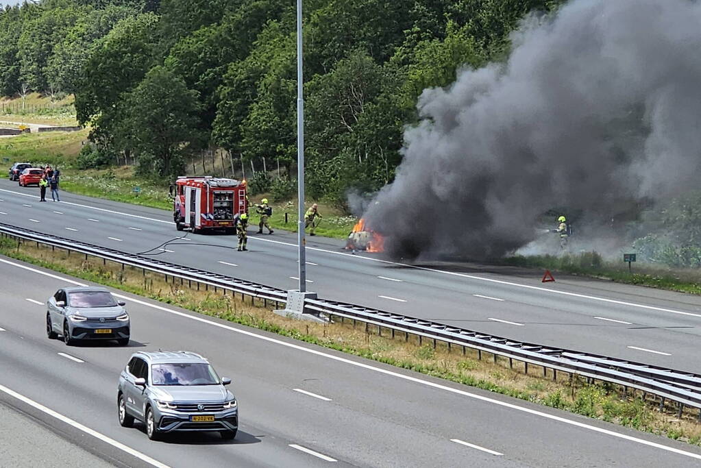 Snelweg dicht vanwege autobrand