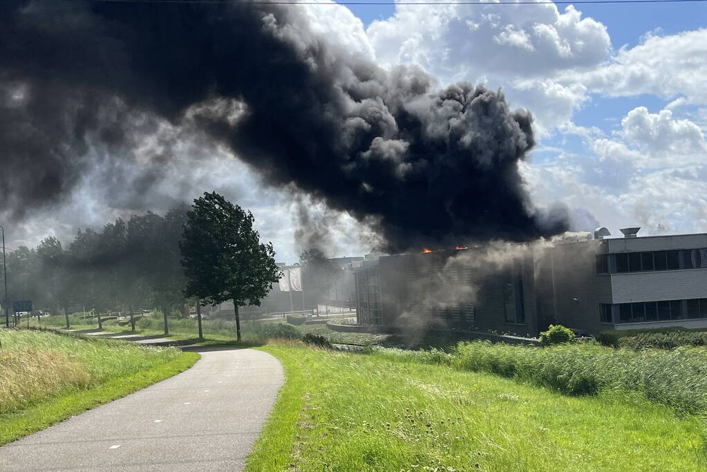 Enorme brand in een groot opslagbedrijf