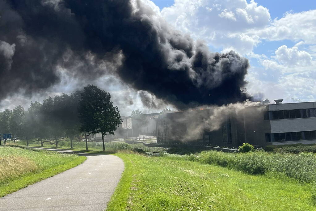 Enorme brand in een groot opslagbedrijf