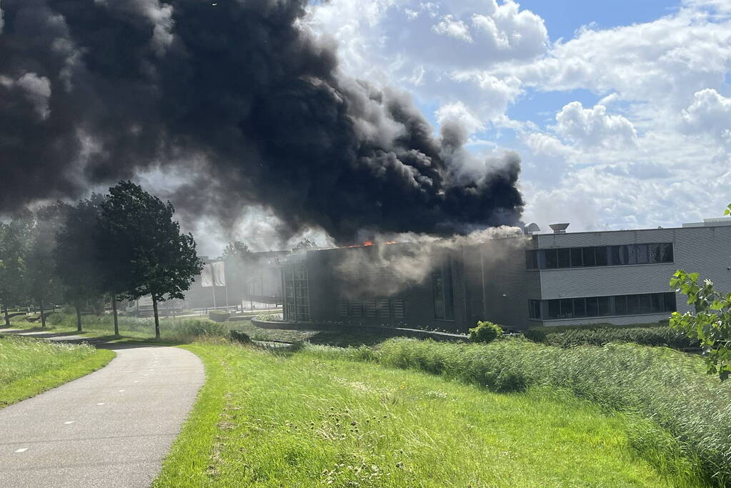 Enorme brand in een groot opslagbedrijf