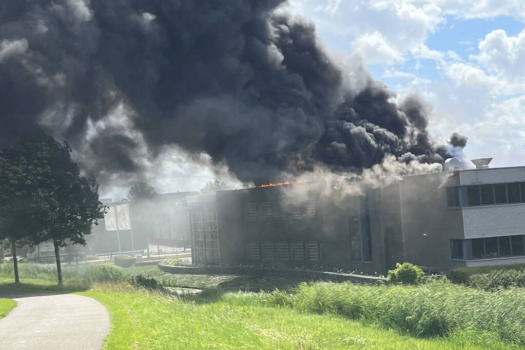 Enorme brand in een groot opslagbedrijf