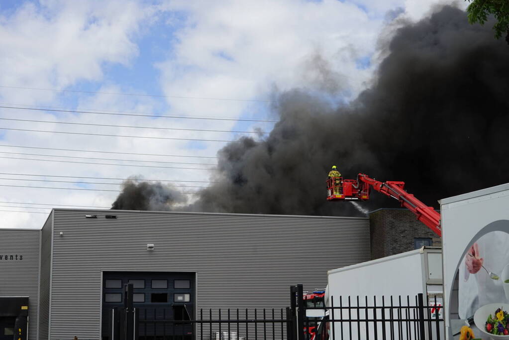 Enorme brand in een groot opslagbedrijf