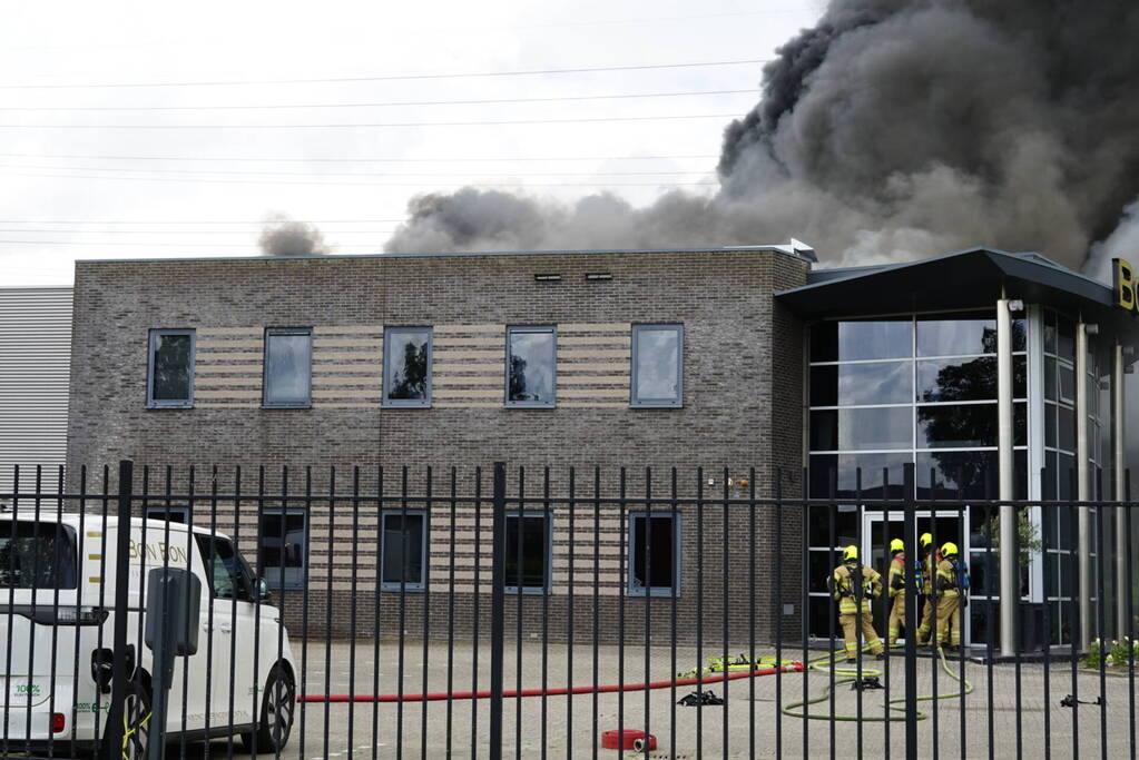 Enorme brand in een groot opslagbedrijf