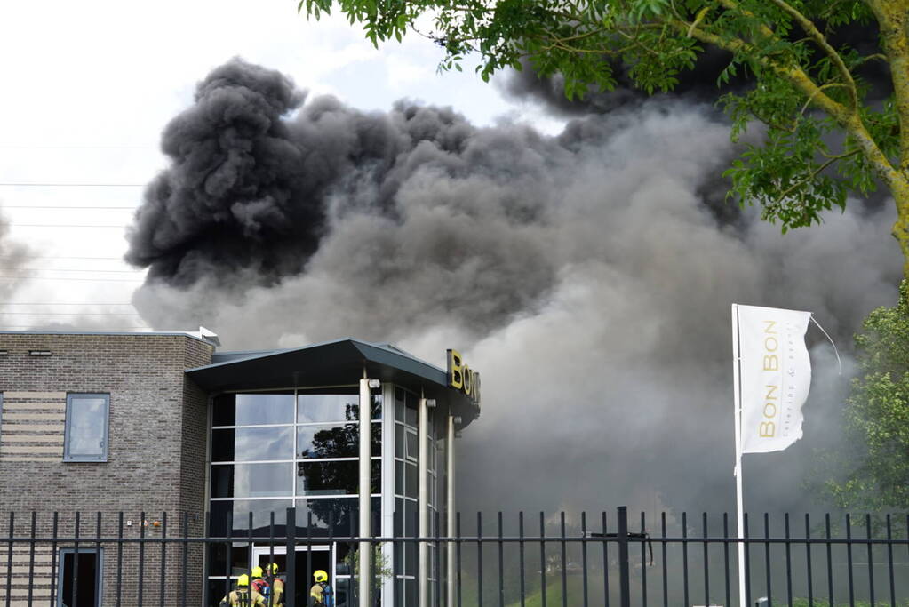 Enorme brand in een groot opslagbedrijf