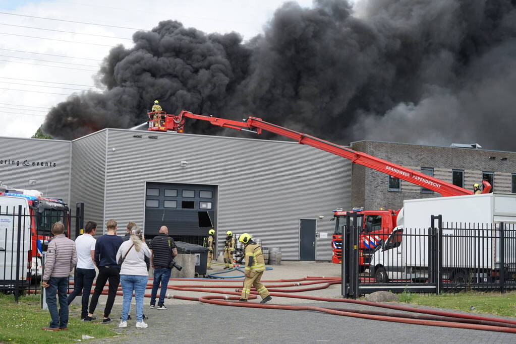 Enorme brand in een groot opslagbedrijf