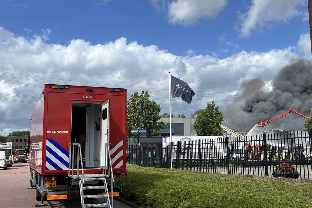 Enorme brand in een groot opslagbedrijf