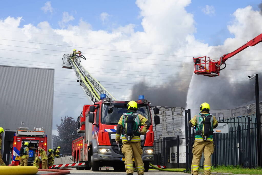 Enorme brand in een groot opslagbedrijf