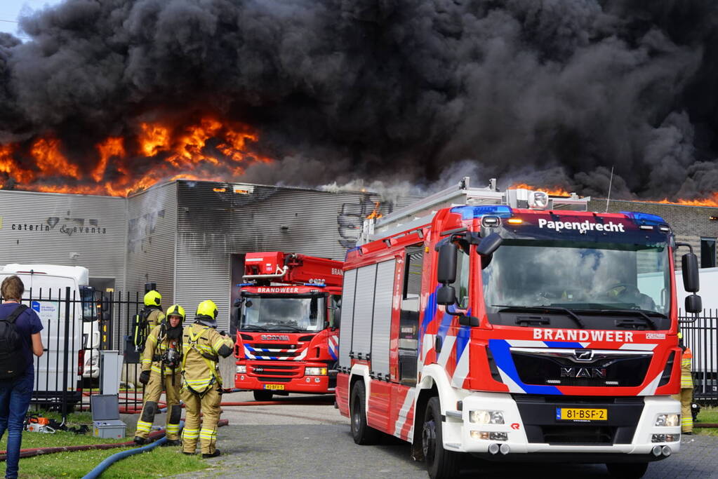 Enorme brand in een groot opslagbedrijf