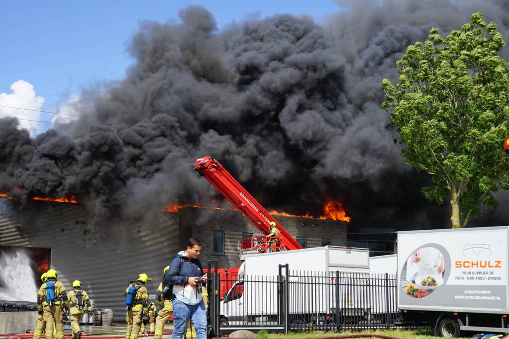 Enorme brand in een groot opslagbedrijf