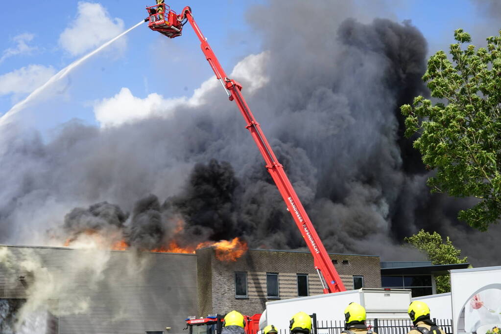 Enorme brand in een groot opslagbedrijf