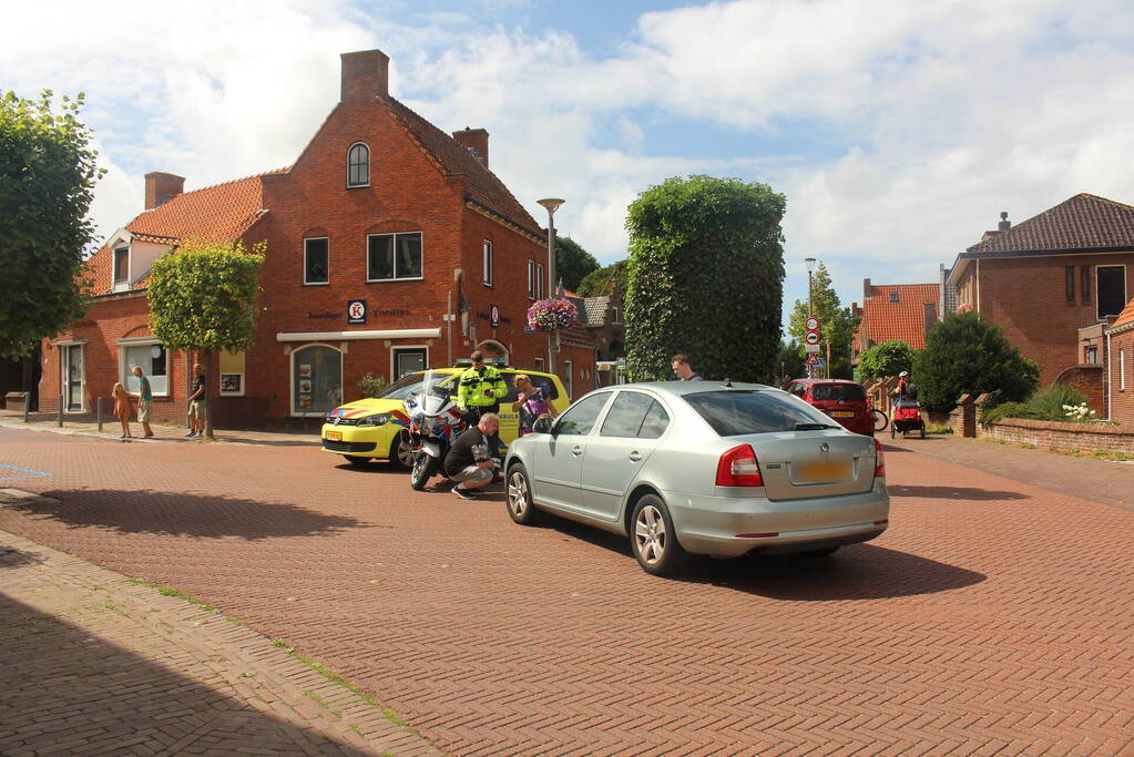 Fietser en automobilist in botsing