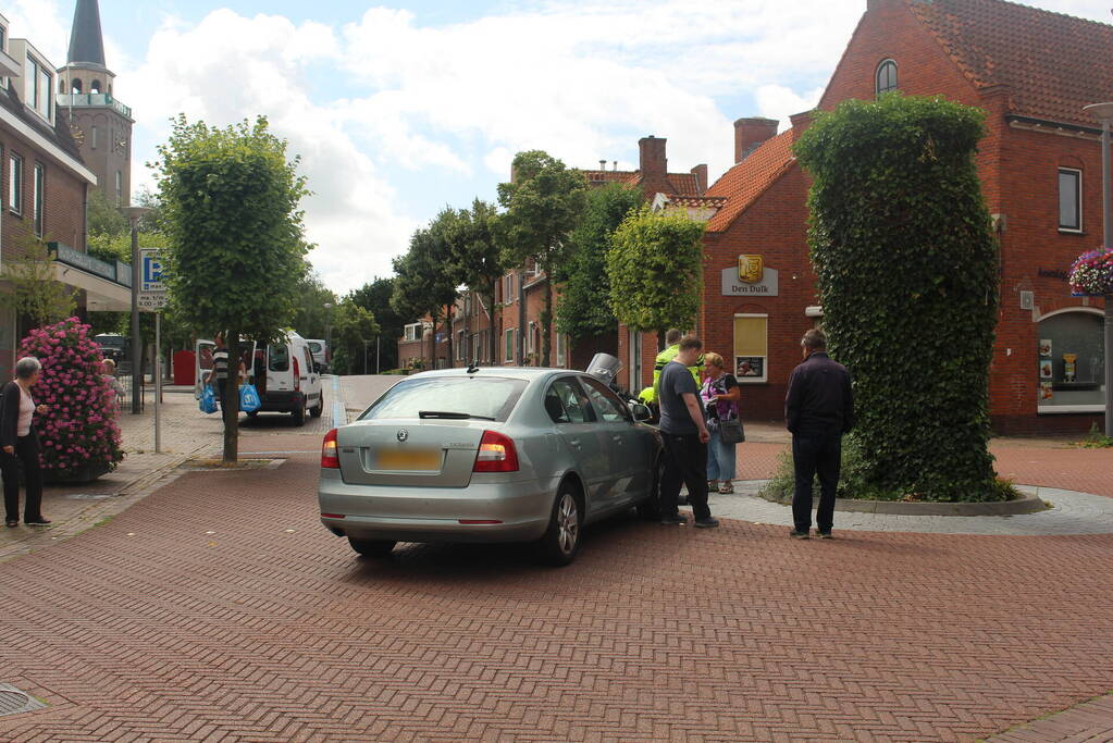 Fietser en automobilist in botsing