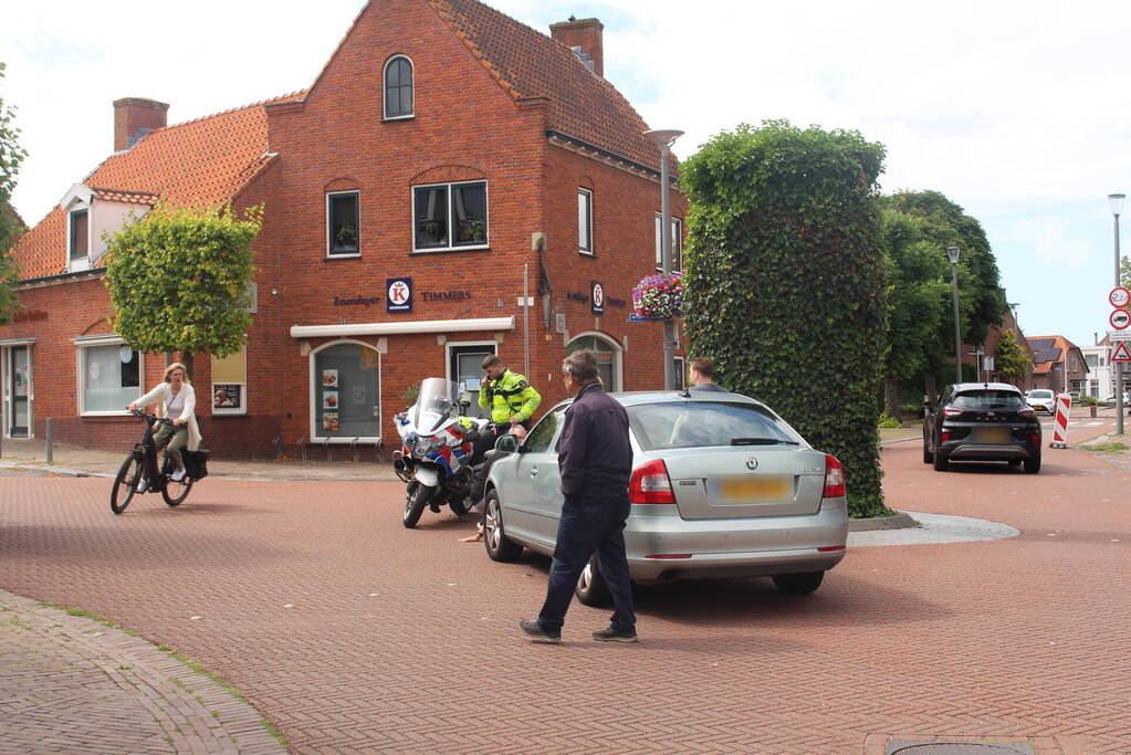 Fietser en automobilist in botsing