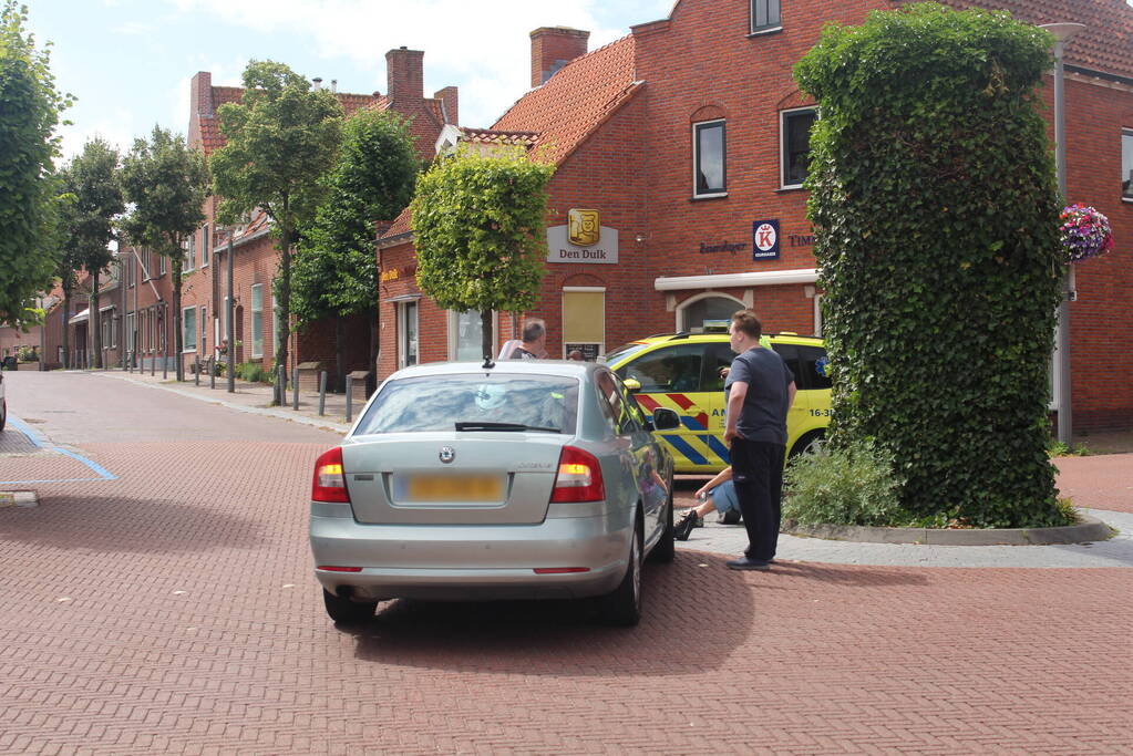 Fietser en automobilist in botsing