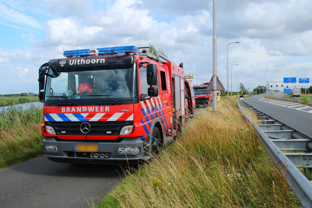 Duikers zoeken water af naar te water geraakte auto