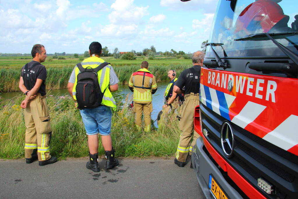 Duikers zoeken water af naar te water geraakte auto