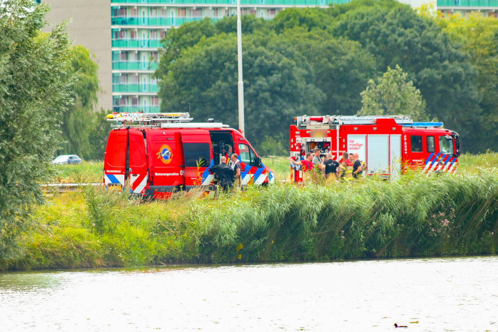 Duikers zoeken water af naar te water geraakte auto