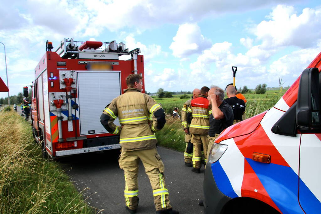 Duikers zoeken water af naar te water geraakte auto