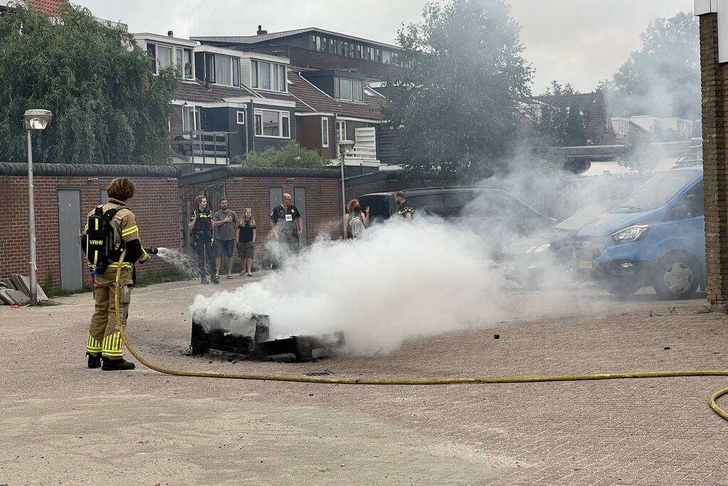 Brandweer blust brandende bank