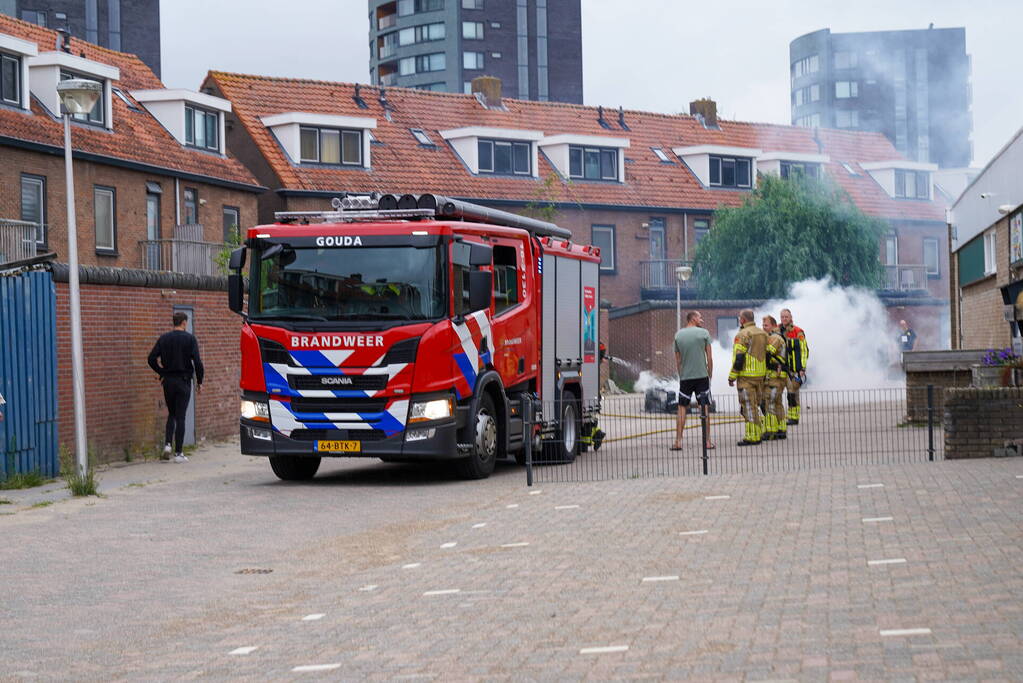 Brandweer blust brandende bank