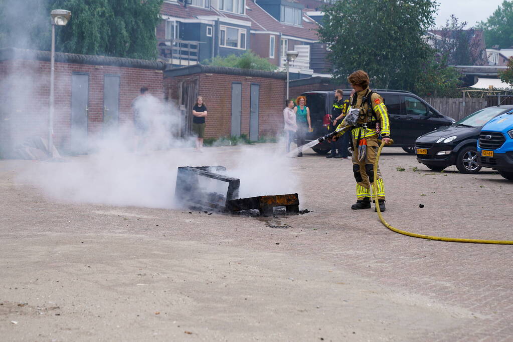 Brandweer blust brandende bank