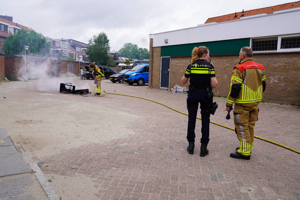 Brandweer blust brandende bank