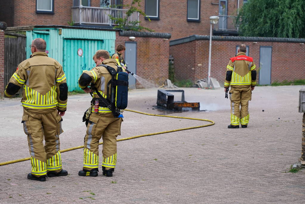 Brandweer blust brandende bank