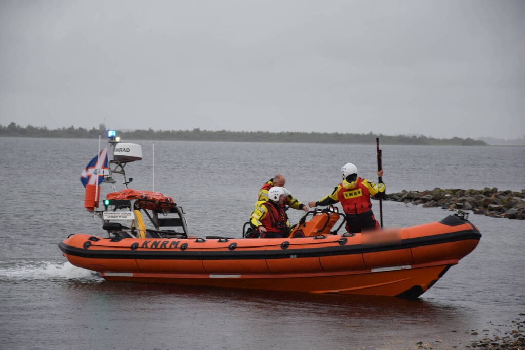 Surfer raakt in de problemen op Grevelingenmeer