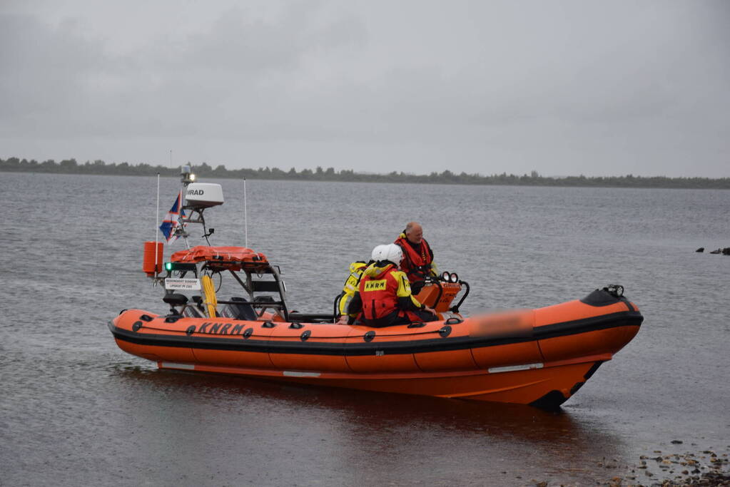 Surfer raakt in de problemen op Grevelingenmeer