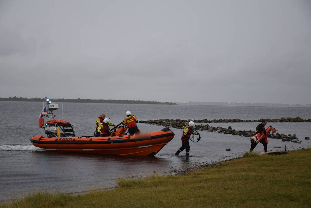 Surfer raakt in de problemen op Grevelingenmeer