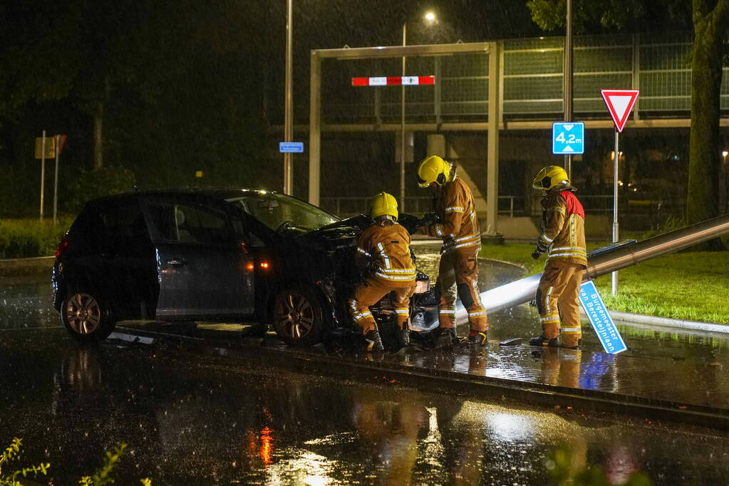 Automobilist botst op paal