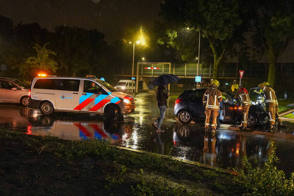 Automobilist botst op paal